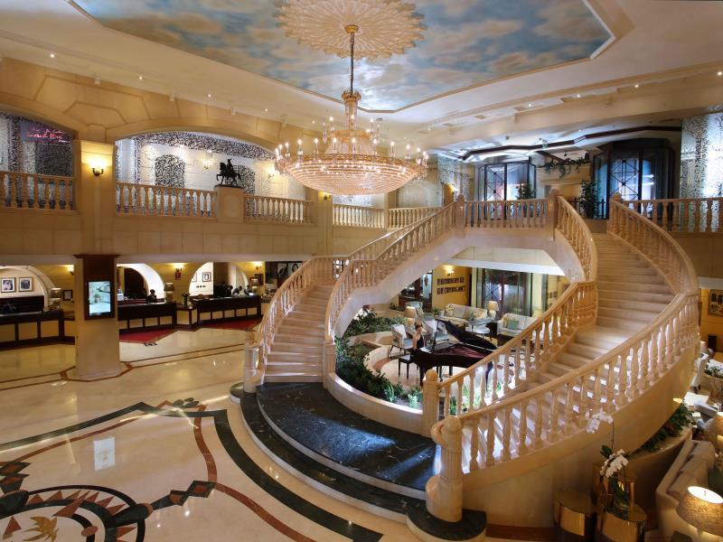 Knight Castle Hotel Dubai Buitenkant foto The lobby of the Grand Hyatt Hotel