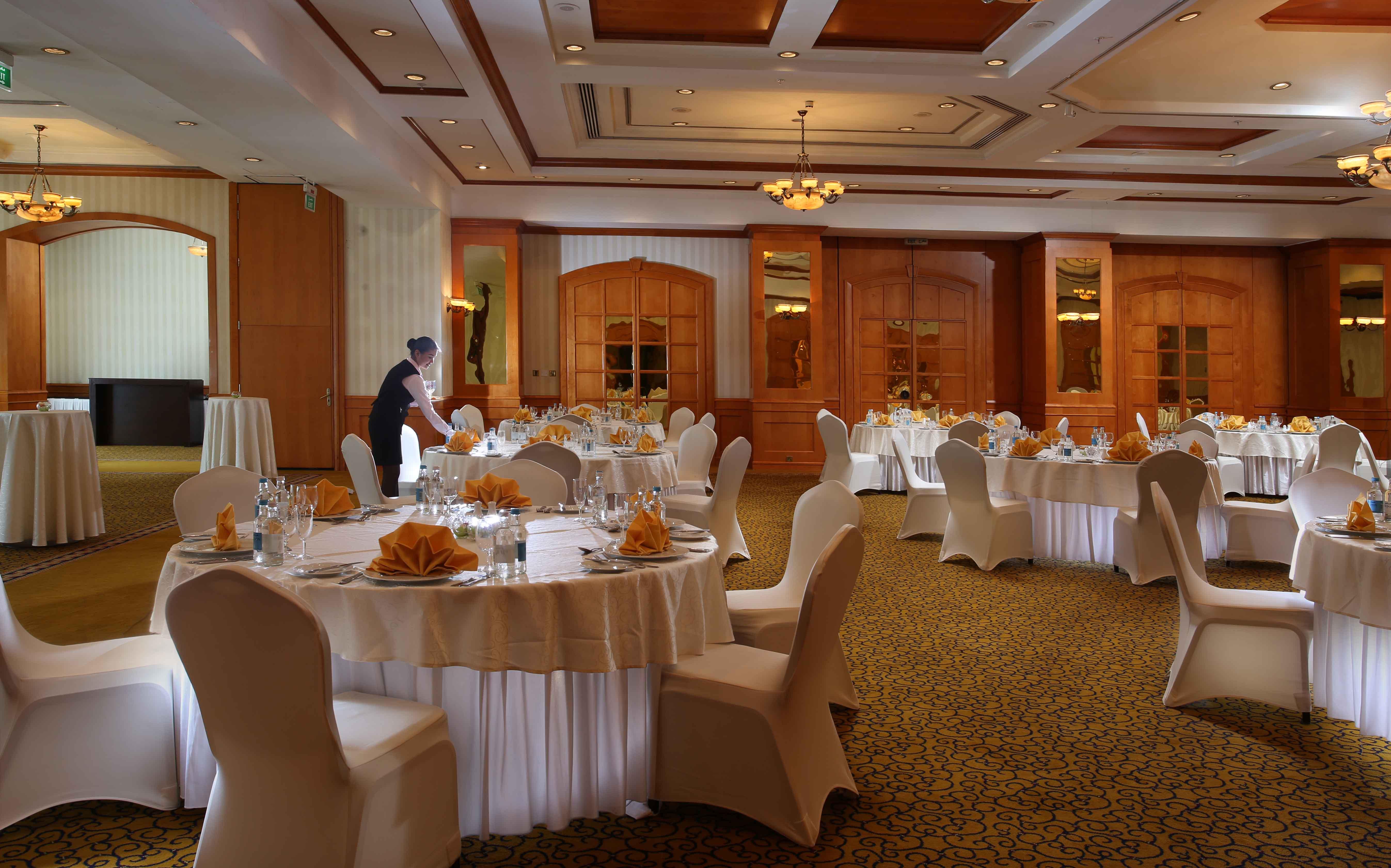 Knight Castle Hotel Dubai Buitenkant foto The ballroom at the Royal Thai Hotel