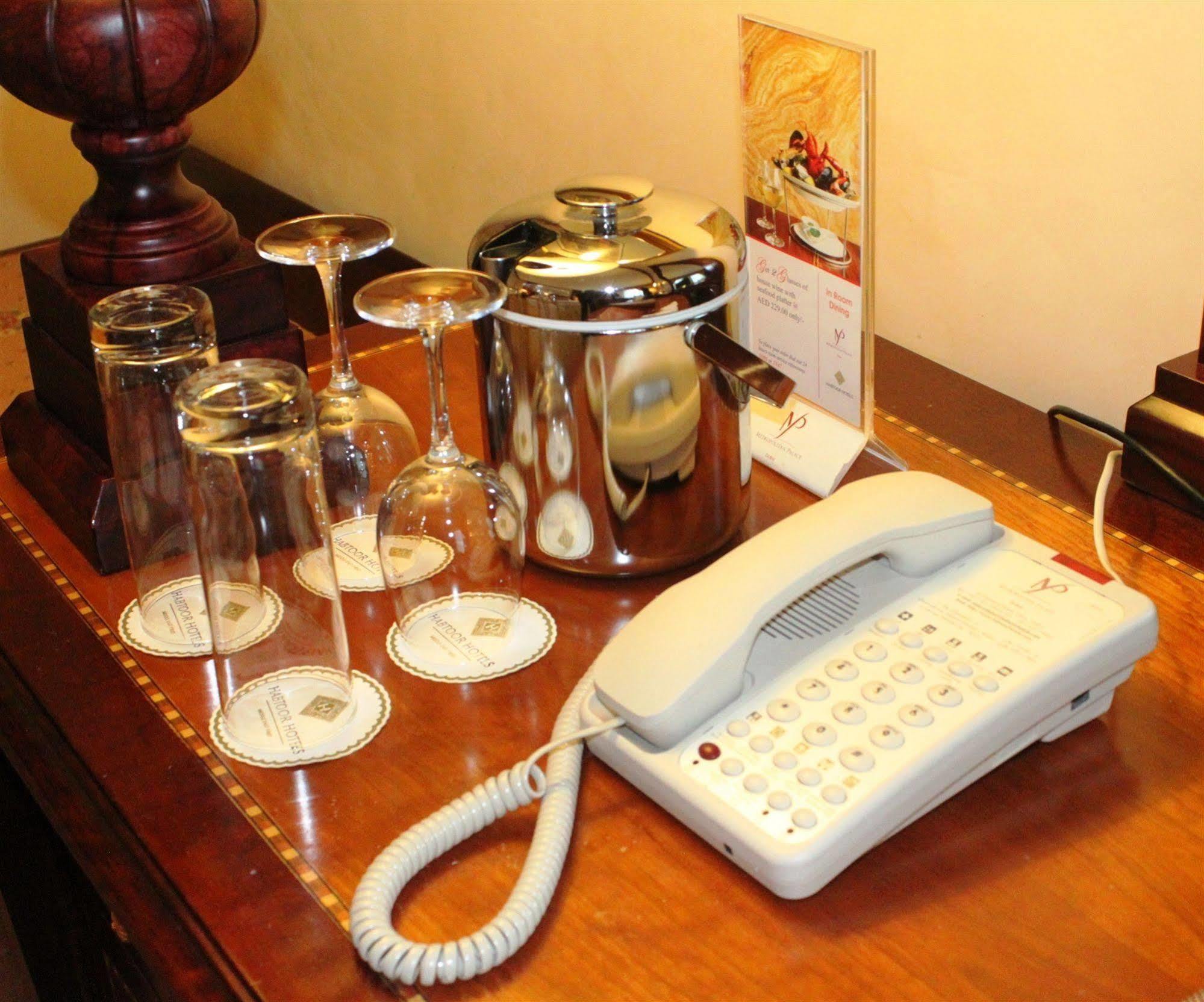 Knight Castle Hotel Dubai Buitenkant foto A telephone in a hotel room