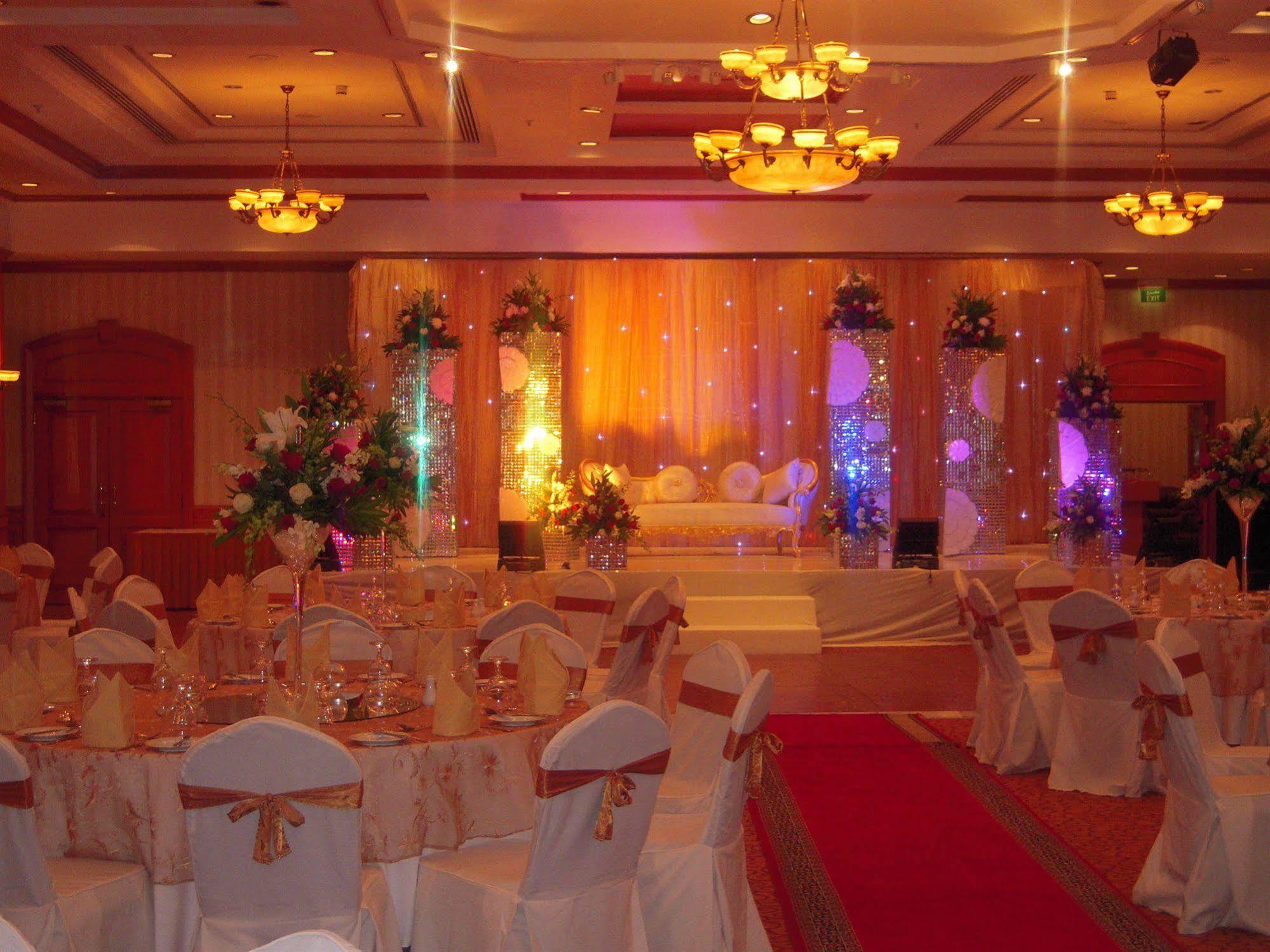 Knight Castle Hotel Dubai Buitenkant foto A wedding reception at a hotel