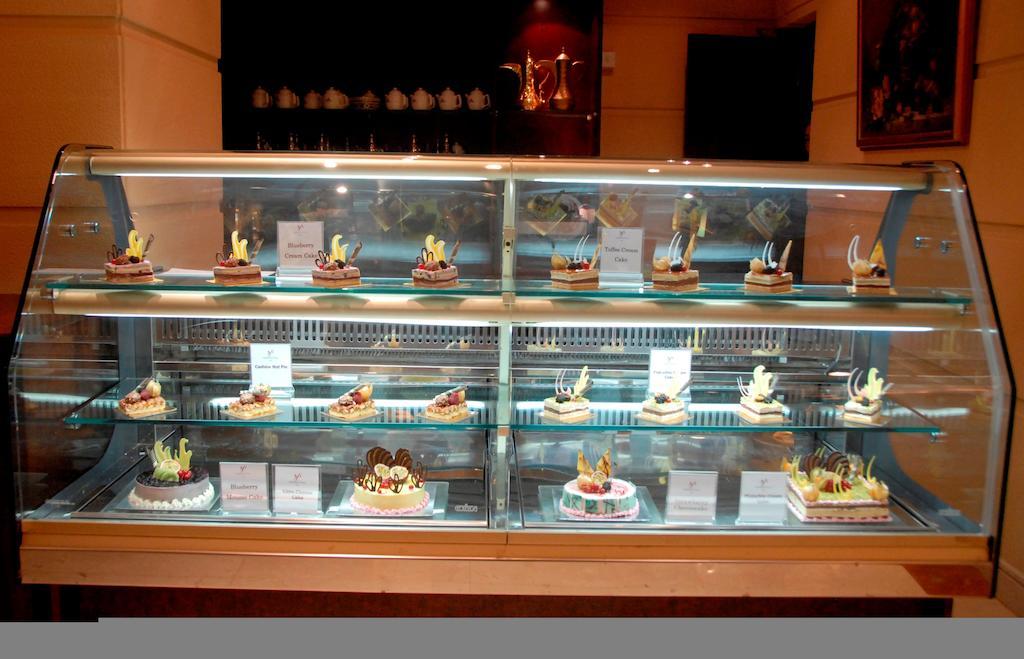 Knight Castle Hotel Dubai Buitenkant foto A display case of pastries
