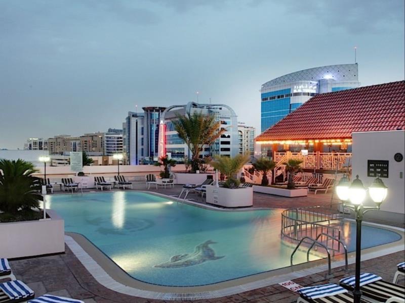 Knight Castle Hotel Dubai Buitenkant foto The swimming pool at the hotel